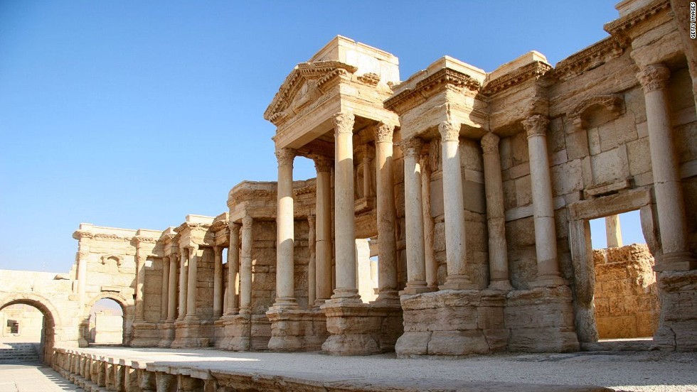 Bị rơi vào tay phiến quân IS,  thành phố cổ Palmyra vốn là biểu tượng tiêu biểu cho lối kiến trúc hiện đại nhất hồi Thế kỷ thứ II TCN. Di sản thế giới này hiện đối mặt với nguy cơ bị phiến quân IS tiêu hủy như nhiều thành phố cổ khác ở Iraq và Syria.